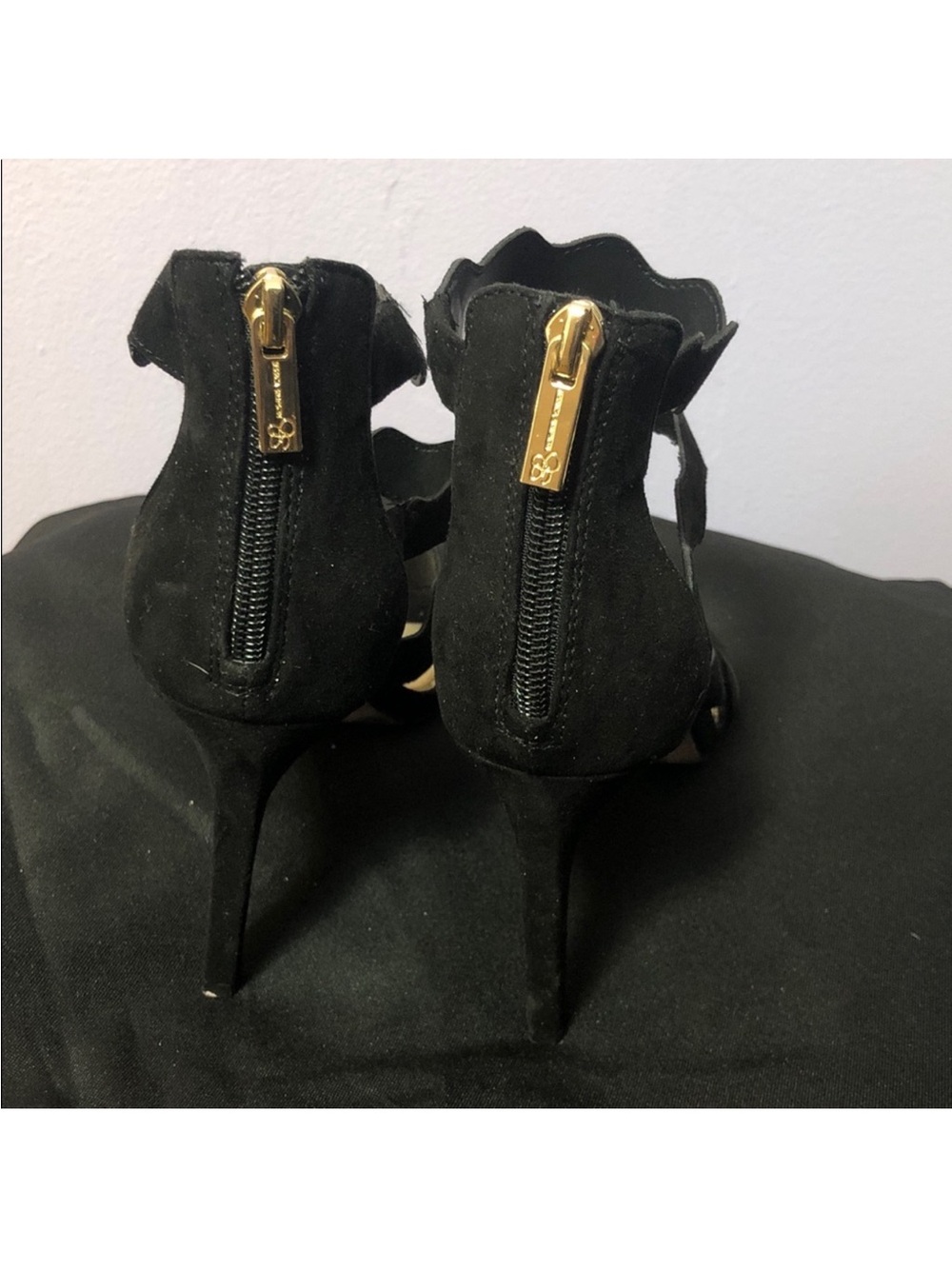 Black Scallop-Strap Women’s Heeled Sandals - Picture 5 of 5